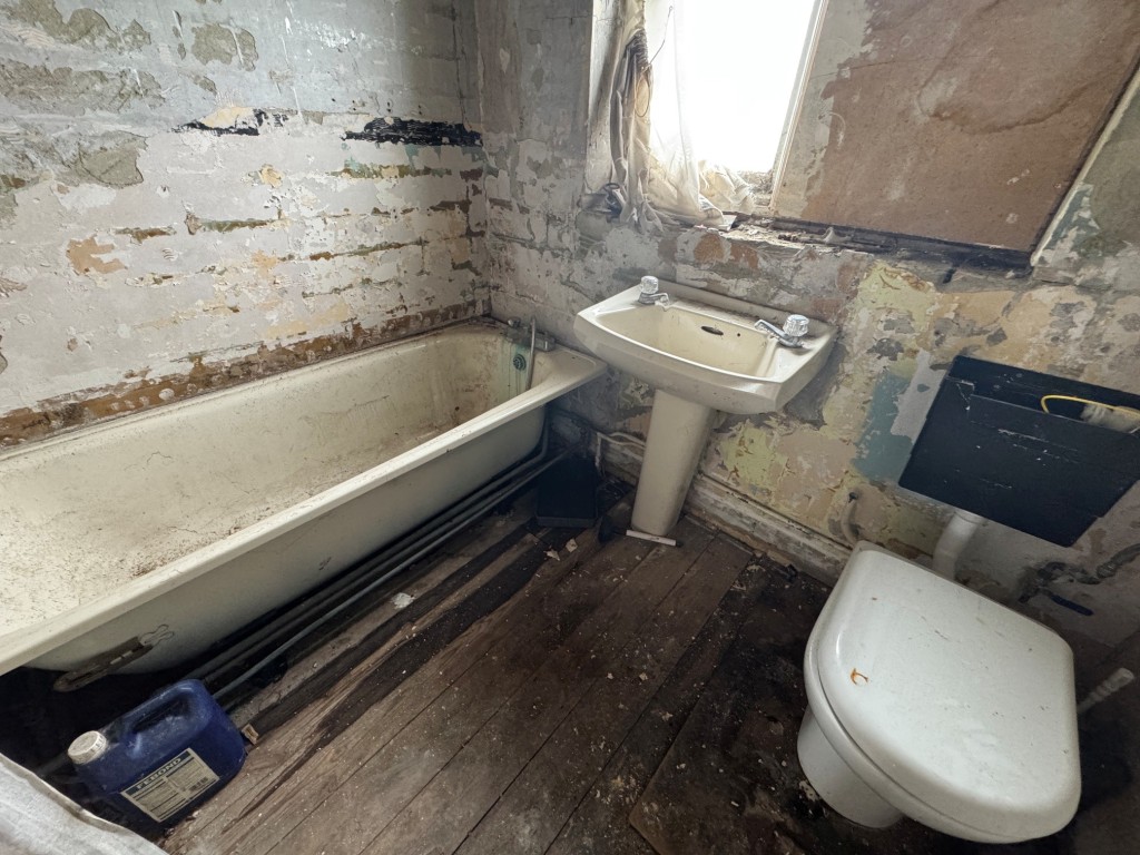 Lot: 16 - FIVE-BEDROOM HOUSE FOR TOTAL REFURBISHMENT WITH POTENTIAL PLOT - Bathroom